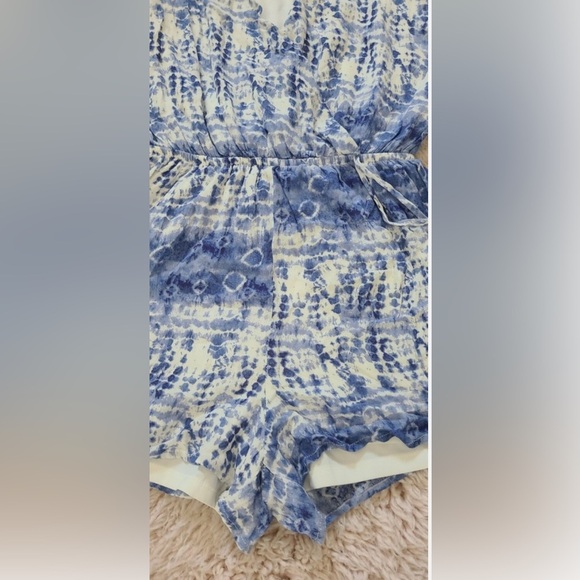 ONE ❤️ CLOTHING Short Romper, Blue & White Size XS LIKE NEW - Picture 16 of 16
